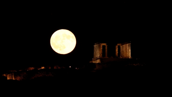 La pleine lune a été filmée près du temple de Poséidon, en Grèce