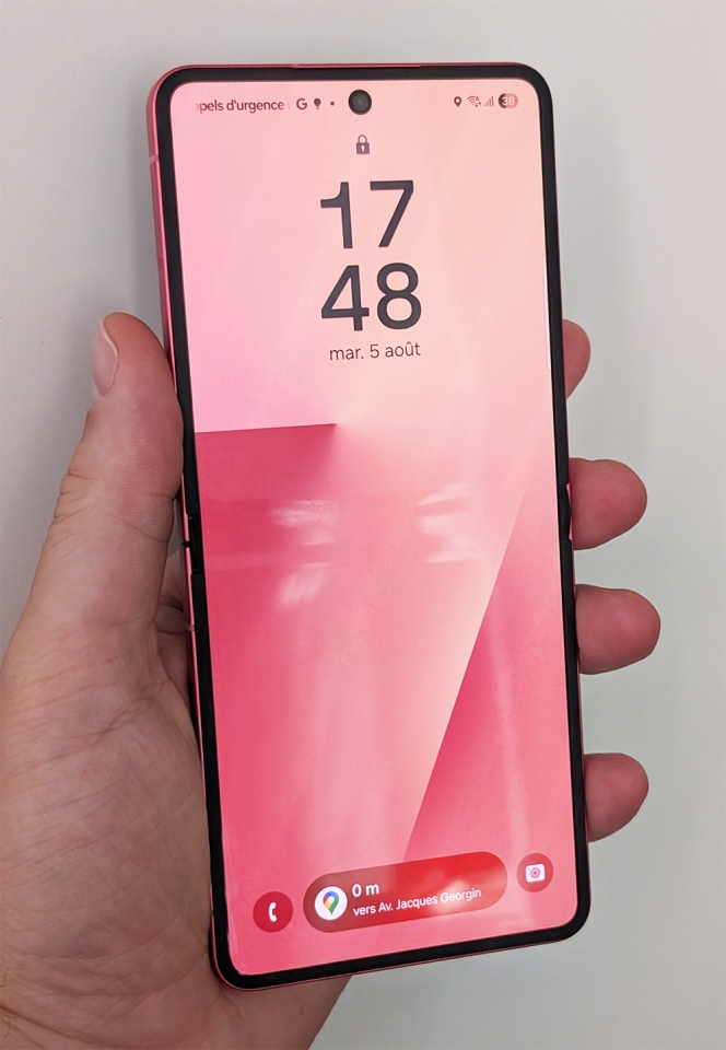 La face avant a désormais un format 21 : 9 plus « normal » que les Flip 5 et 6 (22 : 9).