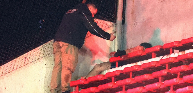 Un supporter de l’Universidad de Chile gisant dans le stade de l’Independiente après le lynchage des supporters locaux