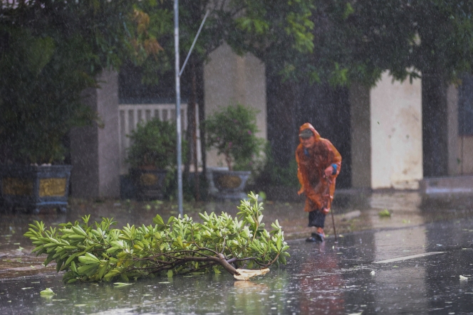 2025-08-25T072554Z_946726047_RC27EGACHWO5_RTRMADP_3_ASIA-WEATHER-VIETNAM