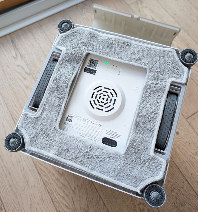 La serpillère se fixe sur un genre de bande velcro.