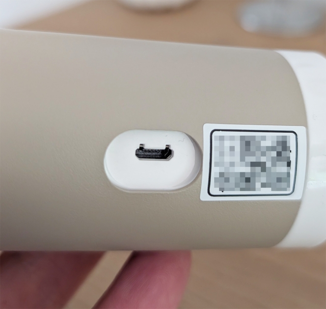 Seul bémol : la présence d’un vieux port micro-USB pour l’alimentation, mais le bloc est fourni.