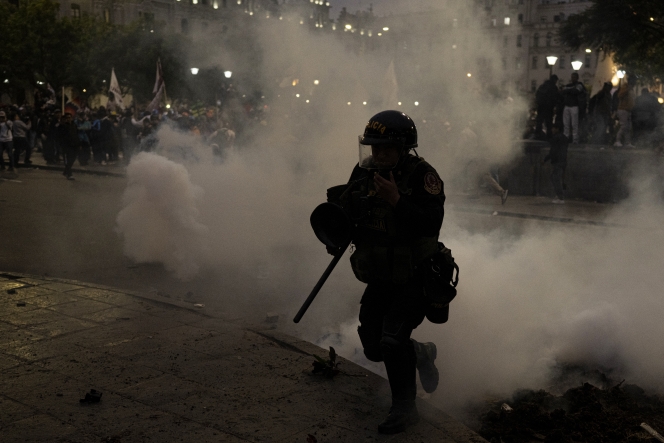 A riot police officer runs away from the tear gas smoke during an anti-government demonstration in Lima on September 20, 2025.
Ernesto BENAVIDES / AFP