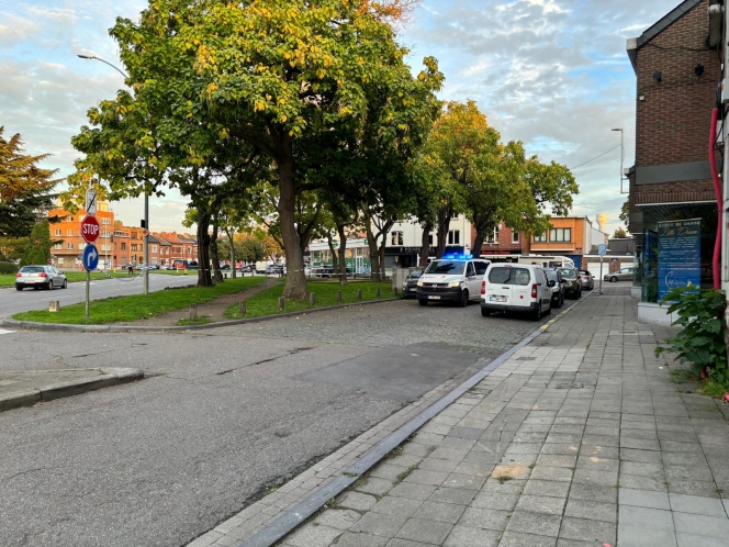 La police veille autour du véhicule en question.