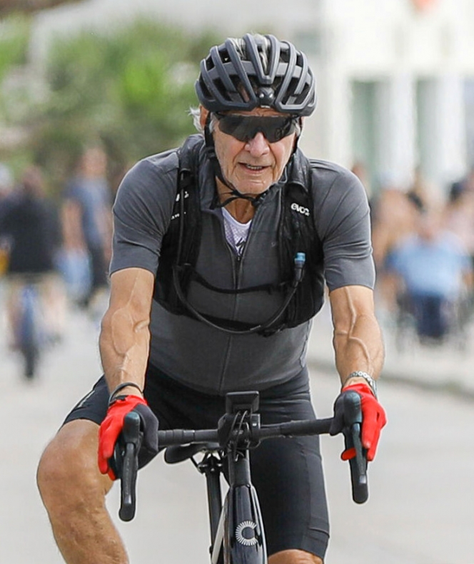 L’acteur a été aperçu lors d’une balade à vélo le long de la côte californienne, avec d’un ami.