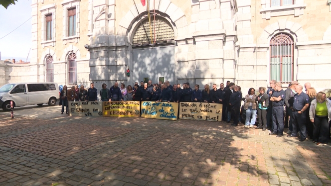 Des slogans écrits sur des matelas