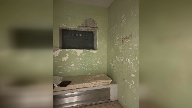 Un cachot, où les détenus préfèrent s’enfermer pour éviter une trop grande promiscuité