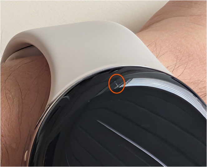 La petite griffe, un peu visible lorsque l’écran est éteint...