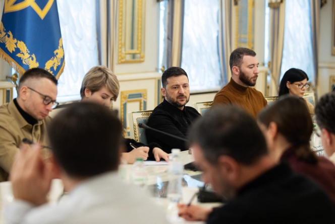 This handout photograph taken on October 19, 2025, and released by the Ukrainian Presidential Press Service on October 20, 2025, shows Ukrainian President Volodymyr Zelensky (C) attending a meeting with journalists in Kyiv, amid the Russian invasion of Ukraine. (Photo by Handout / UKRAINIAN PRESIDENTIAL PRESS SERVICE / AFP) / RESTRICTED TO EDITORIAL USE - MANDATORY CREDIT AFP PHOTO / UKRAINIAN PRESIDENTIAL PRESS SERVICE - NO MARKETING NO ADVERTISING CAMPAIGNS - DISTRIBUTED AS A SERVICE TO CLIENTS