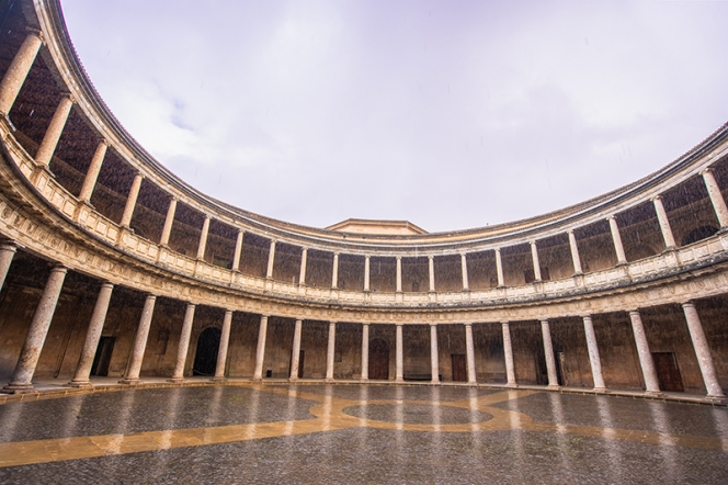 Le Palais de Charles Quint, un édifice Renaissance unique au sein de l’ancien complexe de l’Alhambra, à Grenade, en Espagne.