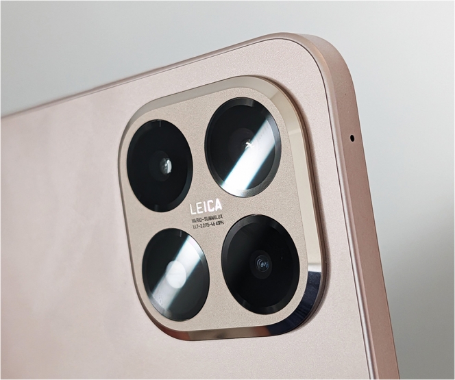 Le triple objectif (et le flash en bas à gauche)