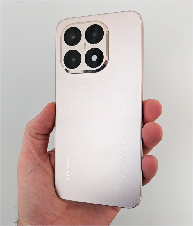 Un dos en fibre de verre qui assure une protection raisonnable.