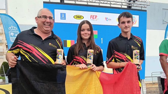 Noémie, au centre, à côté de son partenaire Aaron, à droite