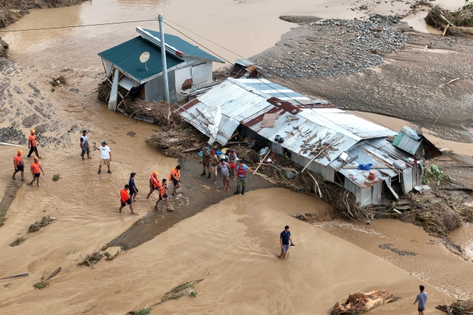 Des secouristes en action dans un village de la province de Cagayan, dans le nord du pays.
