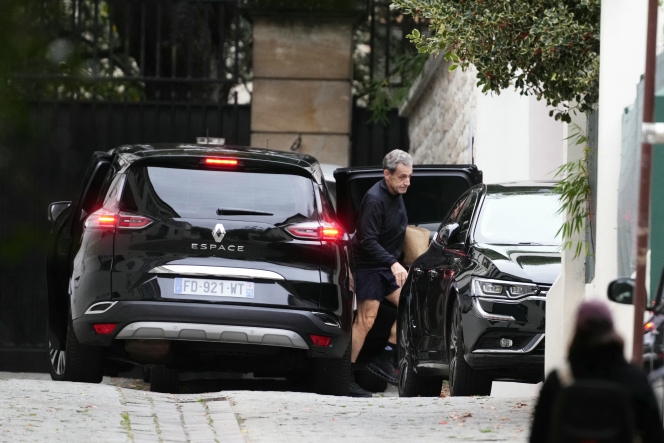 Nicolas Sarkozy avant ou après son footing, devant sa maison à Paris.