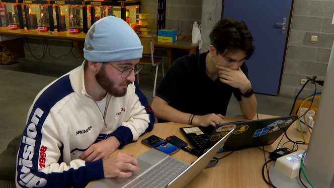 HACKERS 19h.00_00_03_21.Still002.jpg