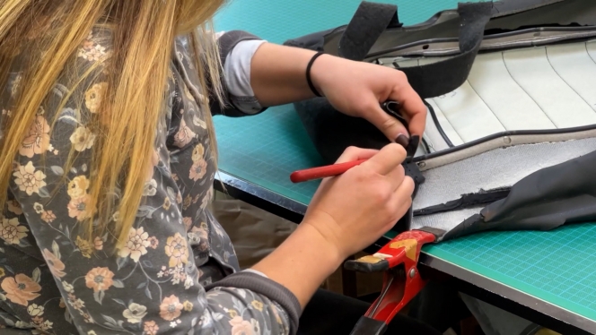 Le métier de sellier implique par exemple de savoir recoudre le tissu d’un siège de voiture abîmé.