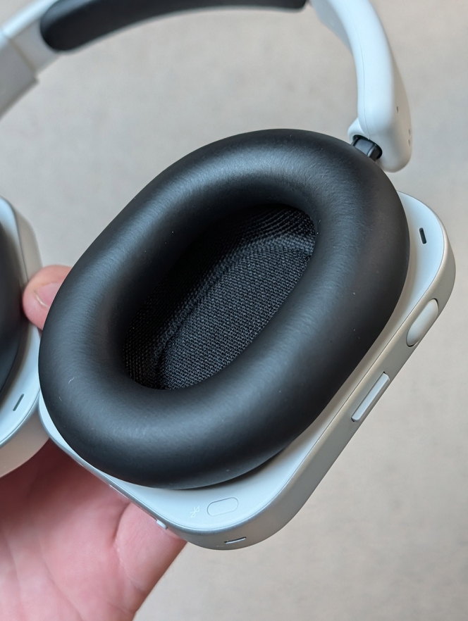 Le bouton d’apparaige Bluetooth est bien caché, à l’intérieur de l’oreille droite