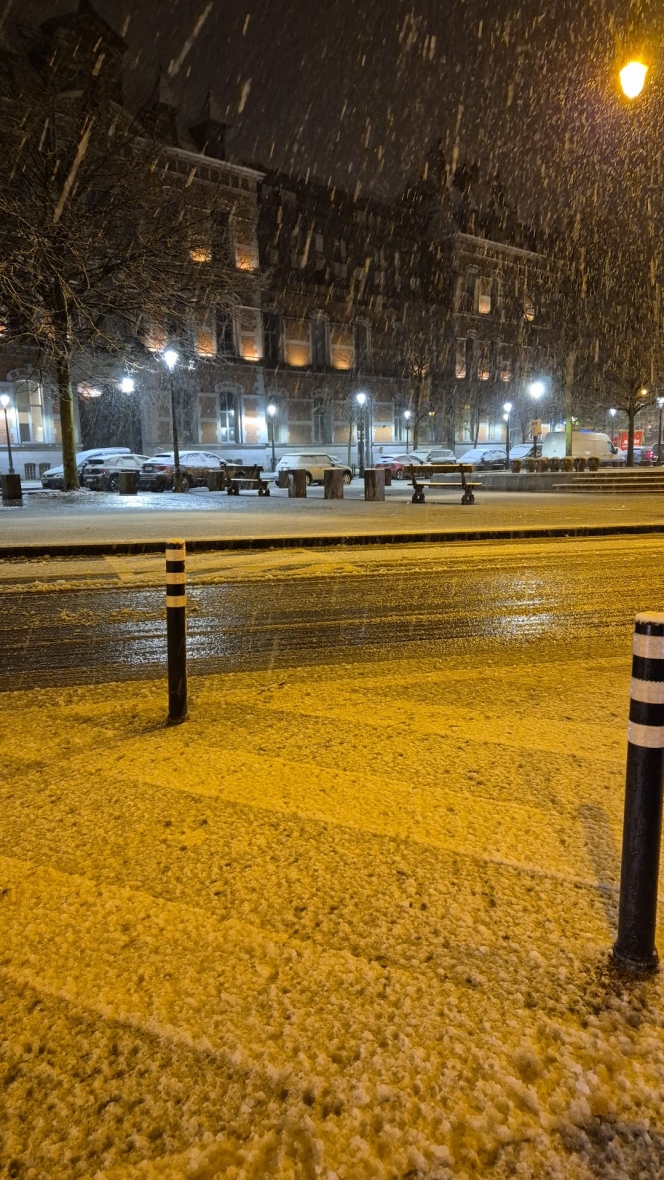 Sur Bruxelles, la route se pare d’un manteau blanc