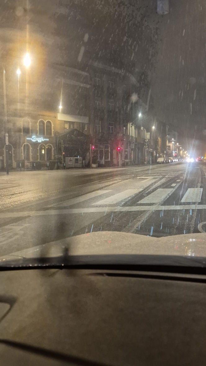 Sur Bruxelles, la route se pare d’un manteau blanc