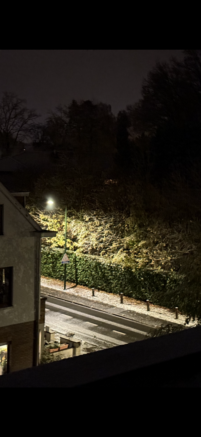 Sur Bruxelles, la route se pare d’un manteau blanc