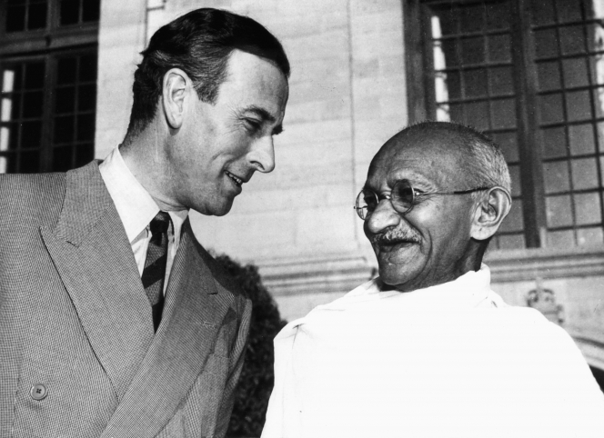 Mahatma Gandhi (à droite) et le nouveau vice-roi de l’Inde, Louis Lord Mountbatten, le 31 mars 1947.