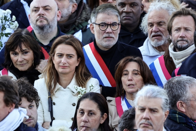 Marine Tondelier, cheffe des Écologistes (à gauche), le parti d’Amine Kessaci, le patron du parti socialiste, Olivier Faure (au centre), le président du groupe socialiste à l’Assemblée, Boris Vallaud (à droite).