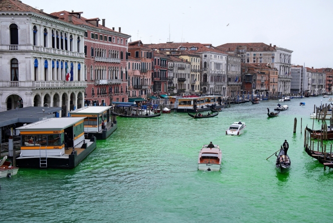 Le Grand canal a été teint durant une manifestation intitulée «Stop écocide»