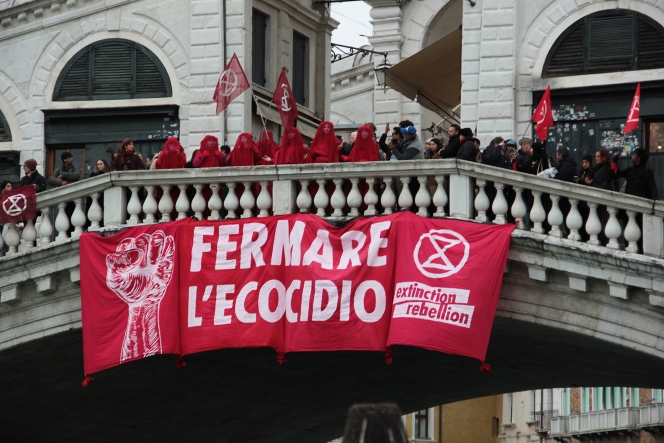 Le Grand canal a été teint durant une manifestation intitulée «Stop écocide»