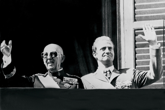 Le chef d’État espagnol, le général Francisco Franco (à gauche), et le prince Juan Carlos saluent la foule à Madrid en octobre 1975.
