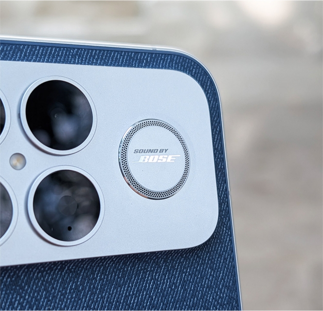 Une idée aussi surprenante que pratique : un troisième haut-parleur, plus gros, sur le dos