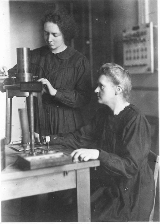 Marie Curie et sa fille Irène au laboratoire de l’Institut du Radium à Paris
© Association Curie Joliot-Curie Photographer unknown