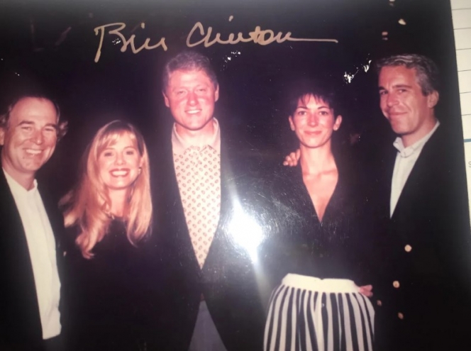Epstein, Ghislaine Maxwell, l’ancien président Bill Clinton et deux personnes non identifiées.