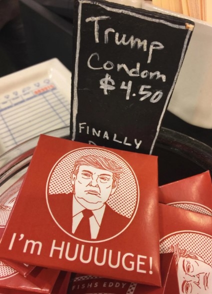 Un préservatif fantaisie orné d’une caricature du visage de Donald Trump.