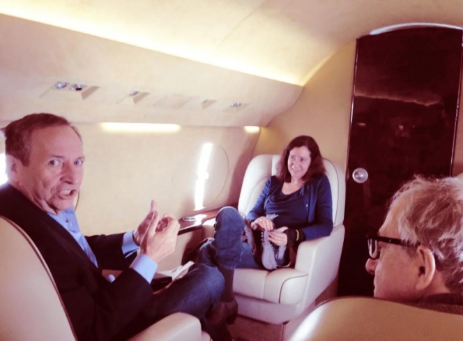 Epstein en compagnie de l’ancien président de Harvard, Larry Summers, et de l’épouse de ce dernier.