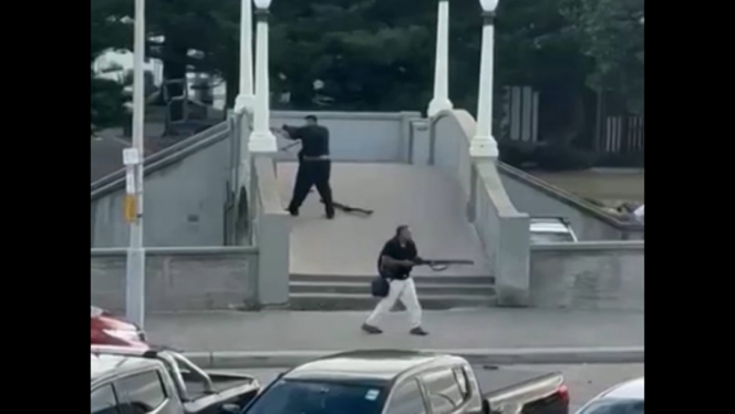 Les deux suspects ont été filmés durant leur attaque