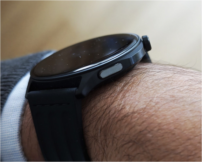 Le bouton du bas fait office de capteur pour le « bilan bien être en 60 secondes »