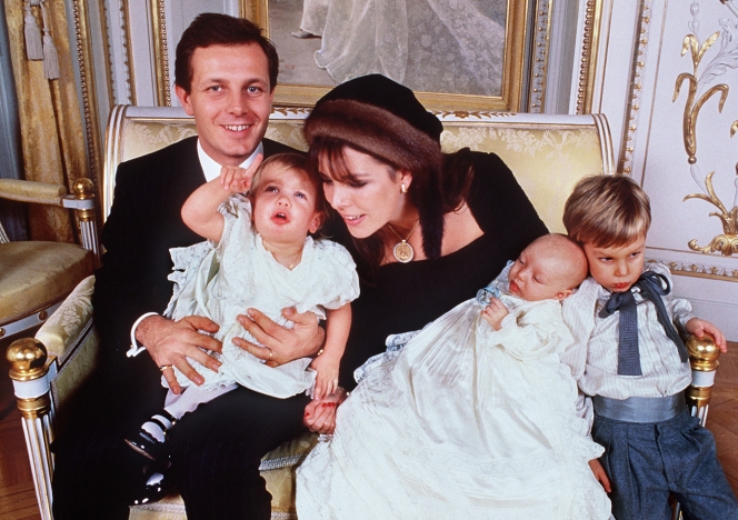 Photo officielle prise en 1988 de la princesse Caroline de Monaco avec son mari Stefano Casiraghi et de ses trois enfants, Charlotte, Pierre et Andrea.