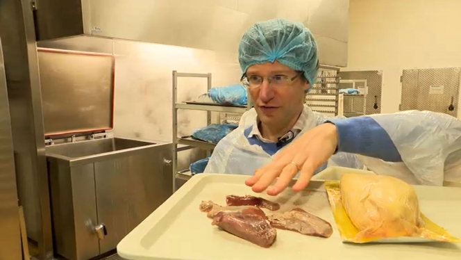 La différence entre un foie normal (à gauche) et un foie gavé (à droite).