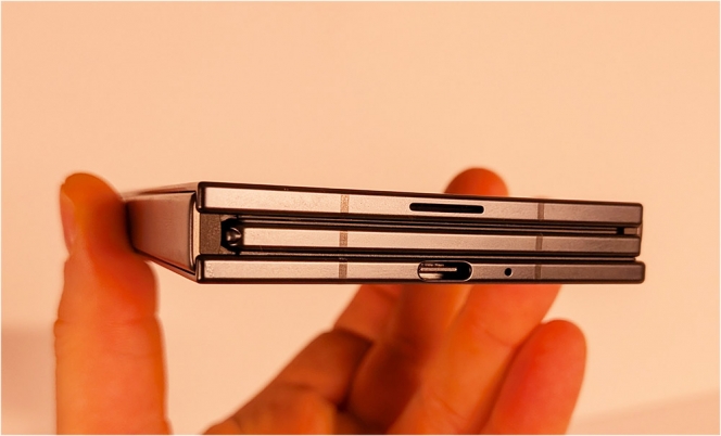 12,9 mm d’épaisseur, 309 grammes : c’est encombrant !