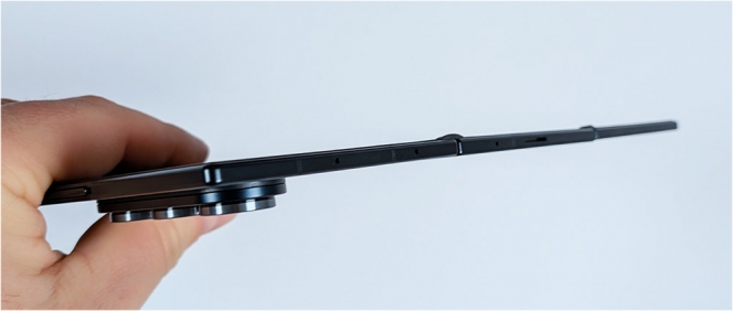 Déplié, c’est la finesse qui surprend : 3,9 mm seulement !