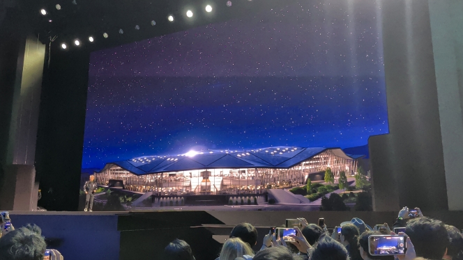 Une heure d’attente pour être bien assis face à l’un des hommes les plus influents du monde technologique…