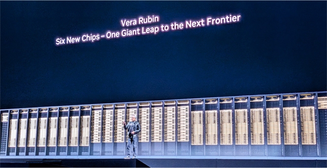 Derrière Jensen Huang, sur scène, une allée d’armoires remplies de Vera Rubin ou de matériel réseau