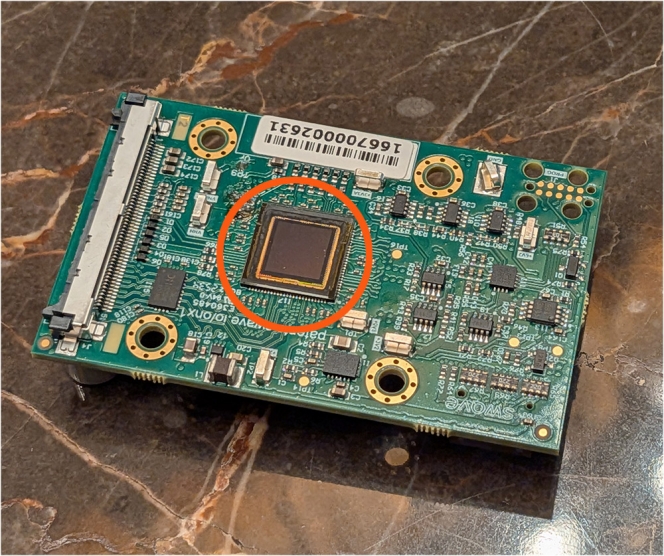 C’est la partie centrale, un carré de bientôt 5 x 5 mm, qui sera intégrée dans des lunettes prochainement