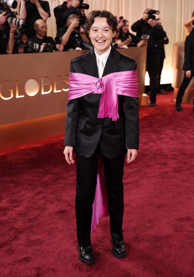 L’actrice britannique Bella Ramsey et son paquet-cadeau