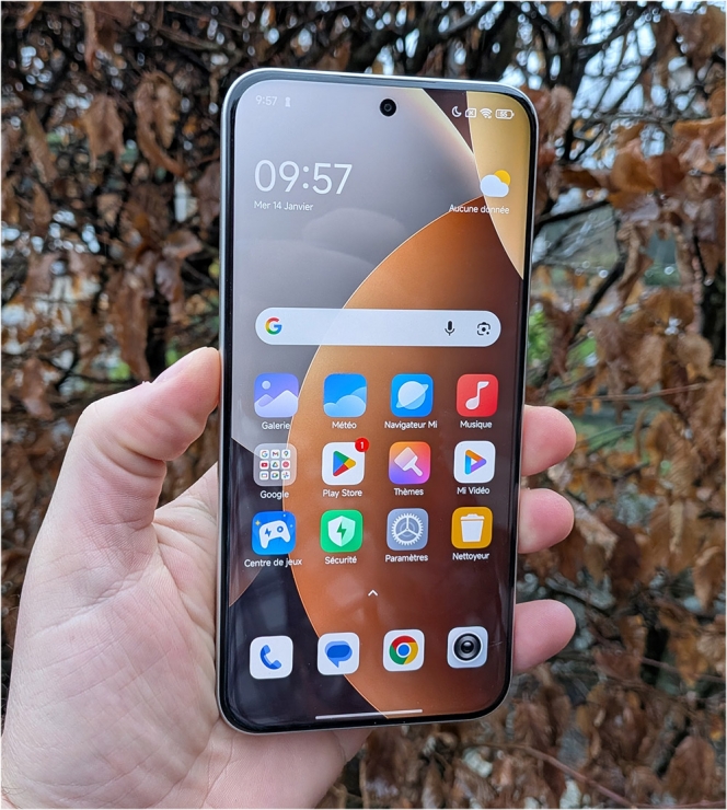 Une interface encombrée de beaucoup de logiciels préinstallés, et de publicités dans le tiroir de notification...