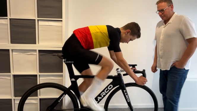 Aaron s’entraîne souvent avec son père, ancien coureur.