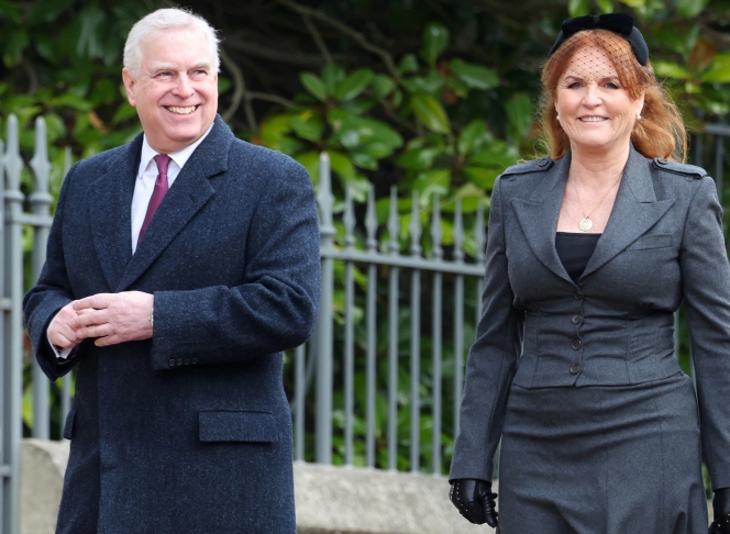Le prince Andrew et Sarah, duchesse arrivent pour assister à un service d’action de grâce en hommage à la vie du roi Constantin de Grèce, à la chapelle Saint-Georges du château de Windsor, le 27 février 2024.