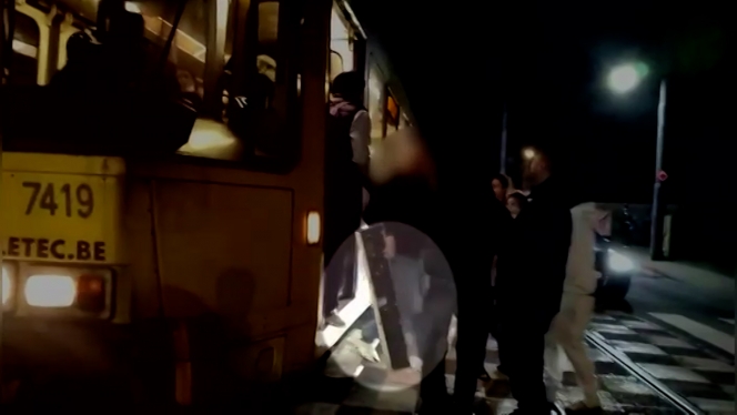 Les agresseurs ont frappé Jonathan à l’aide d’une partie du tram tombée à terre