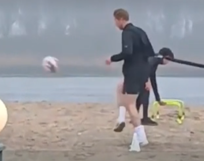 De Bruyne sur une plage de l’Escaut.